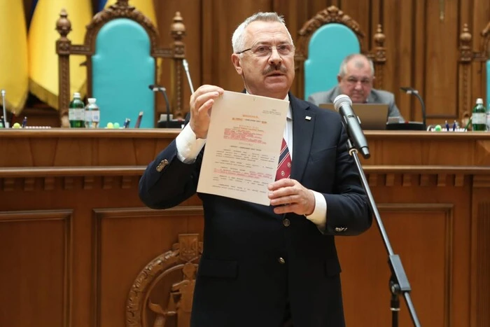Експолітик та суддя Конституційного суду в університеті
