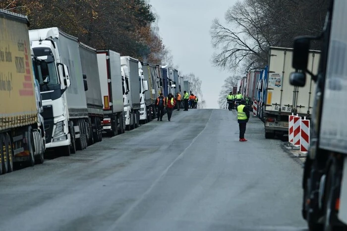 Польські перевізники блокують рух вантажівок на кордоні