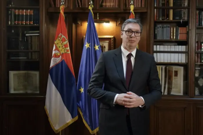 Der Präsident Serbiens Vucic reist mit einem nicht angekündigten Besuch in die Ukraine