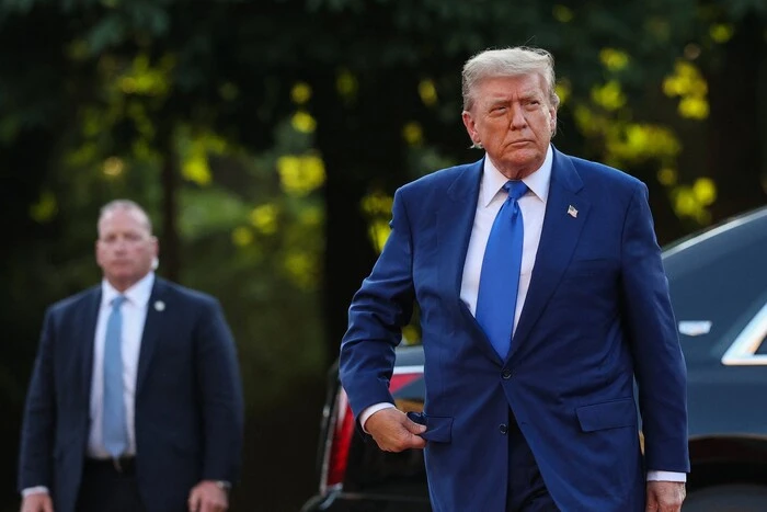 НАТО льстит Трампу, чтобы удержать его на стороне Киева – Bloomberg