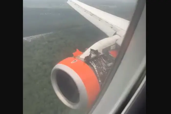 Podczas lotu rosyjskiego samolotu odpadł osłon silnika (wideo)
