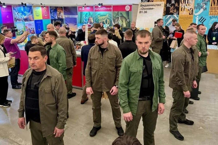It became known why Zelensky was closely surrounded by security at the 'Book Arsenal'