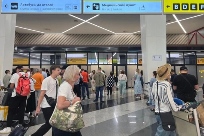 Rosjanie nocują na lotniskach: w Moskwie kolejny chaos lotniczy z powodu ataku dronów