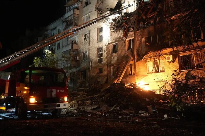 Rosja uderzyła w pięciopiętrowy budynek w Mikołajowie: są martwi i ranni