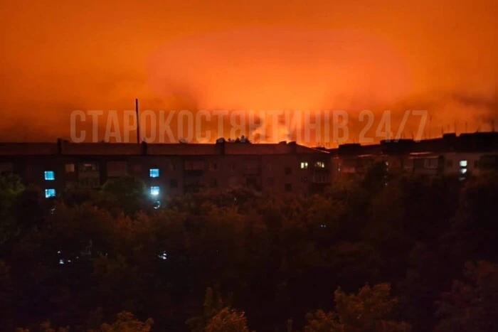 Der Himmel brannte: Fotos des nächtlichen Angriffs auf Staro-Kostiantyniv sind aufgetaucht