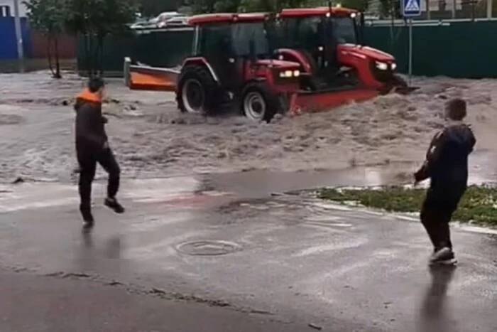 В Полтаве снегоприбиральные тракторы боролись с дождем