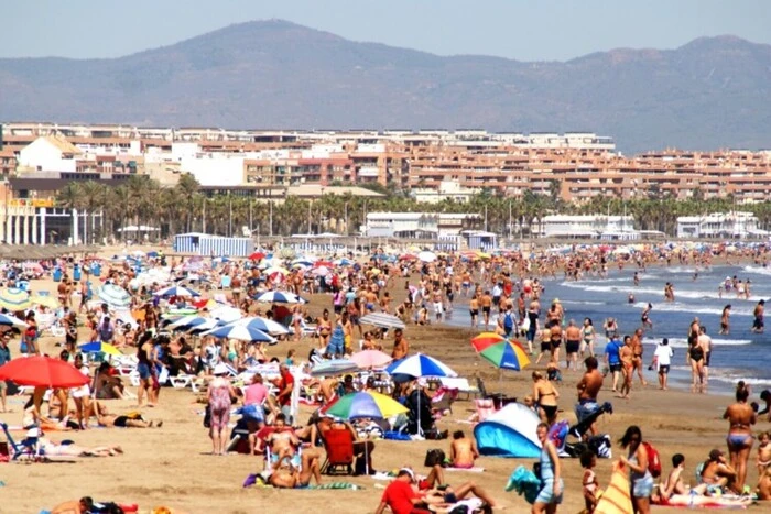 Popularny kurort w Hiszpanii zamknął plaże z powodu tajemniczej substancji w piasku
