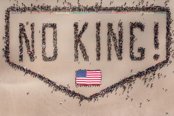 Protesters Formed a Living Sign No King in San Francisco (video)