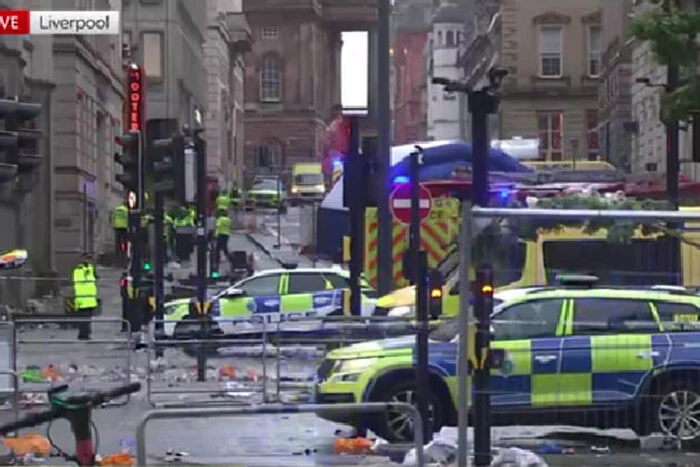 A car crashed into a crowd of football fans in Liverpool: at least 17 injured