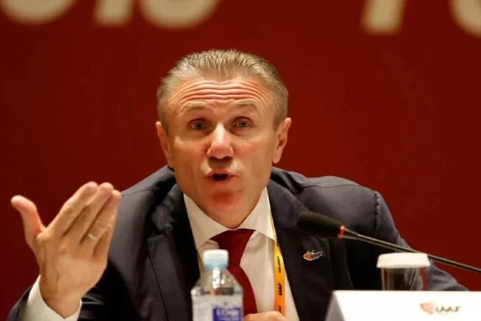 Die Organisation, die von Bubka geleitet wird, gestattete Russen, mit nationalen Symbolen anzutreten