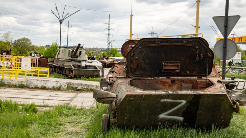 Das Verteidigungsministerium der Russischen Föderation hat begonnen, in der Ukraine beschädigte Panzer und BTRs zum Schrott zu verkaufen