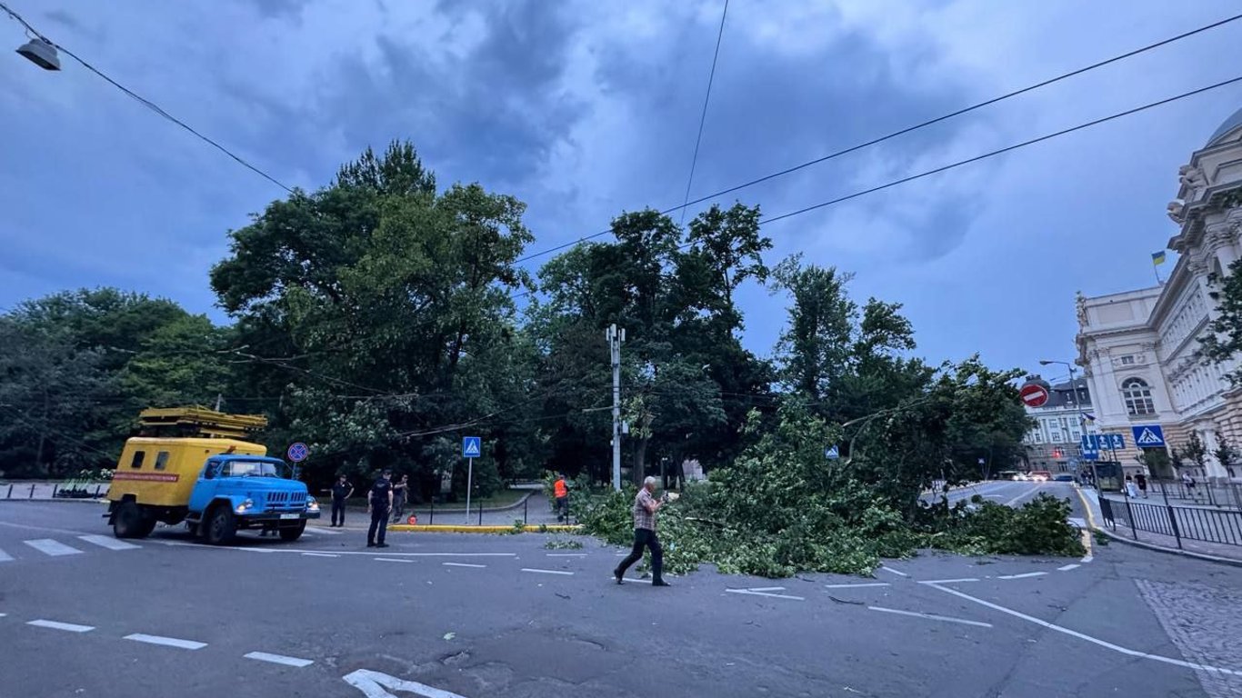 A hailstorm and powerful thunderstorm hit Lviv - video