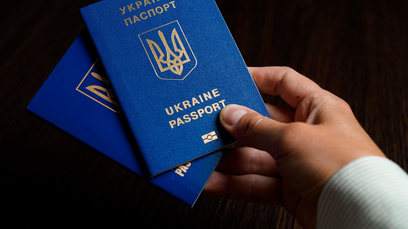 Проблеми через паспорти — кого з українців оштрафують у липні