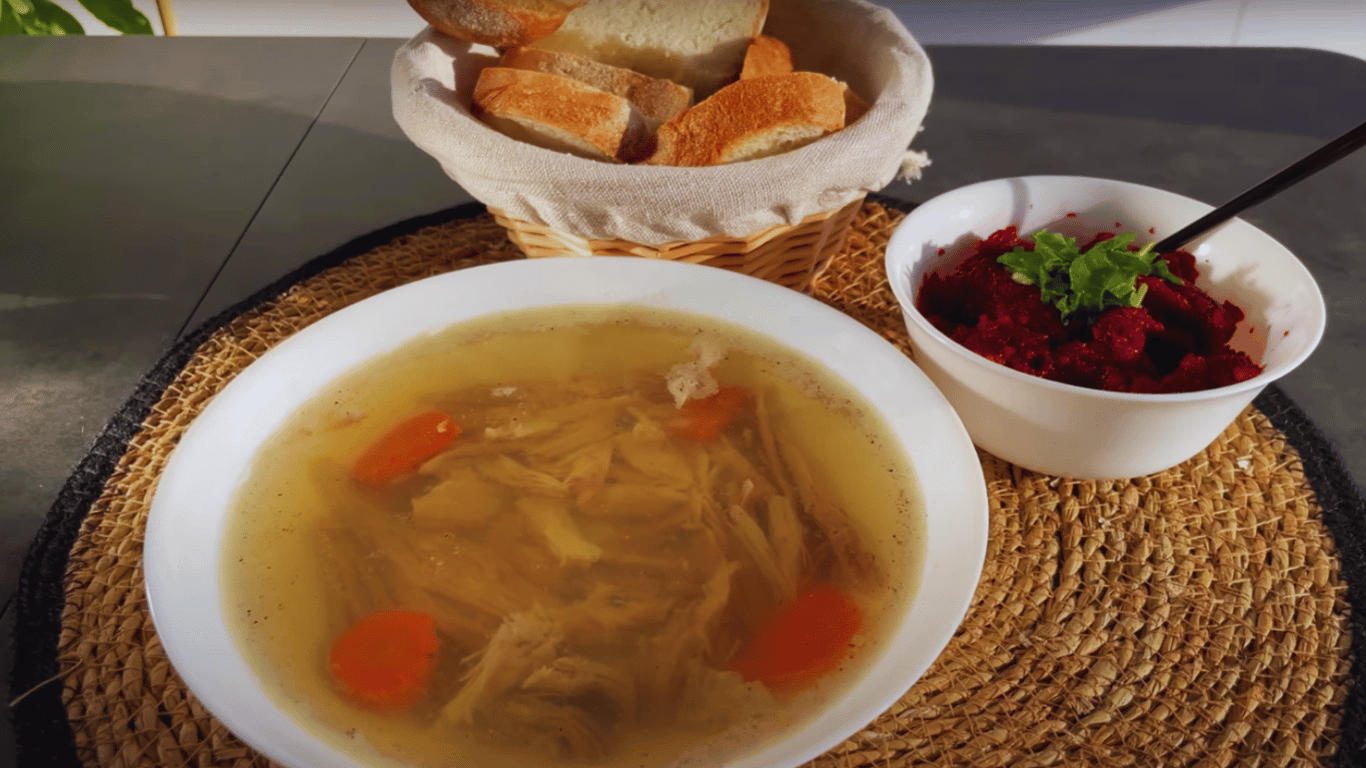 Domowy galareta z wieprzowiną i kurczakiem — zimne danie na lato