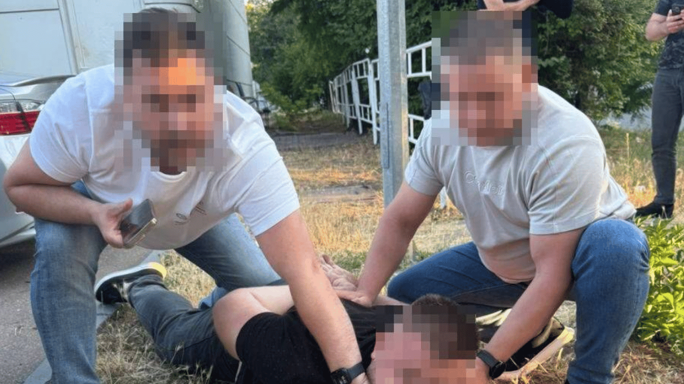 In Odesa, a police officer was charging a fee for passage at night — how much
