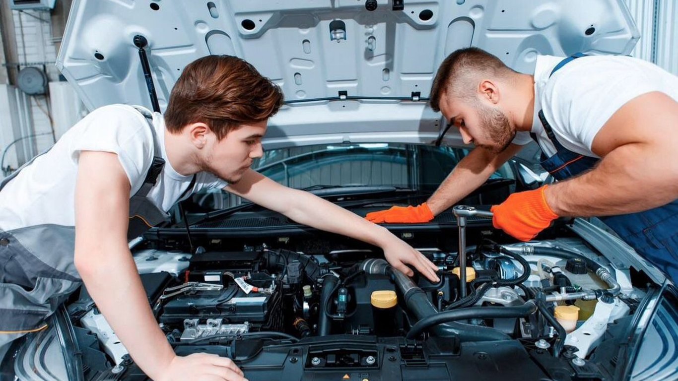 Im 'Azov' werden Menschen benötigt, die Autos warten - neue Stellenanzeige