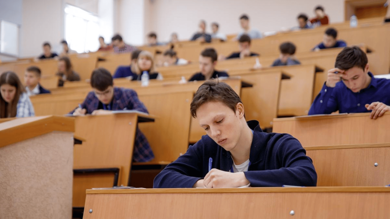Wykładowcę oddziału LNU w Czerniowcach złapano na łapówce - jak ukarano