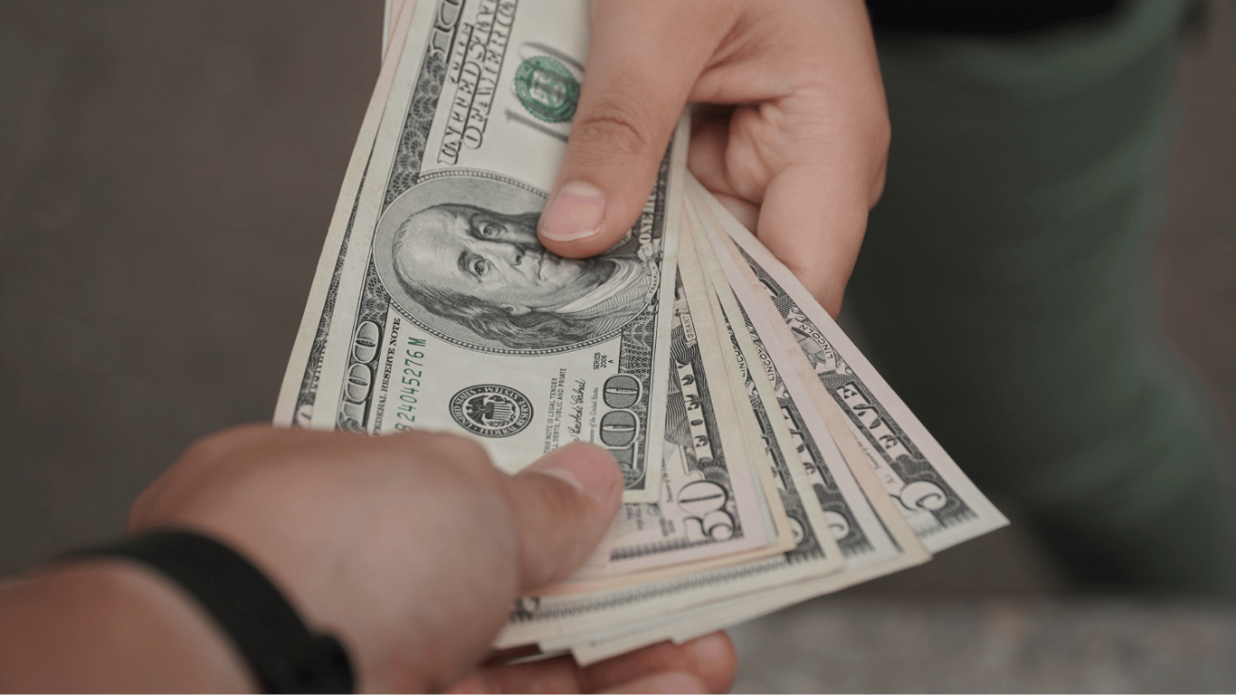 Dollar oder Euro — Was erwartet uns beim Kurs und was ist besser zu kaufen