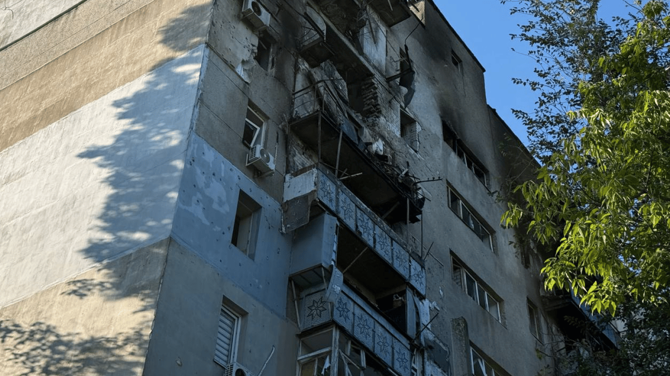 Дрон влучив у будинок в Одесі — фото наслідків атаки на ранок